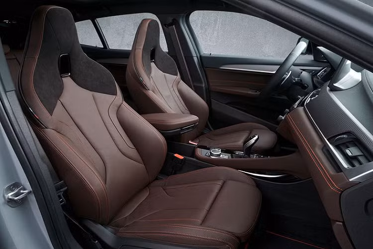 Đối với nội thất, phiên bản đặc biệt mới của BMW X2 được trang bị tiêu chuẩn với ghế M Sport bọc da Dakota đen đục lỗ, vô lăng thể thao M Sport tích hợp lẫy chuyển số, ốp ngưỡng cửa khắc dòng chữ "Edition", nhiều chi tiết trang trí hình lục giác bằng nhôm và các điểm nhấn màu màu xám ngọc Pearl Grey Chrome