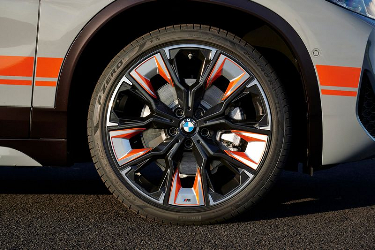 Chưa hết, BMW X2 M Mesh Edition còn được cung cấp các bánh xe 19 inch độc đáo đi kèm lốp runflat 225/45R19 hoặc mâm xe M Aerodynamic 20 inch có các điểm nhấn màu đen - cam kết hợp với lốp 225/40R20. Lốp hiệu suất mùa hè hoặc bốn mùa là tùy chọn bổ sung.