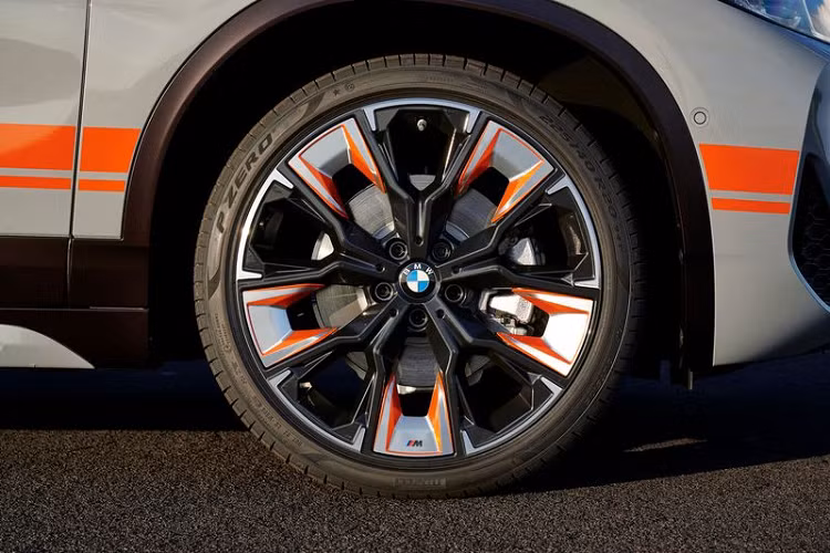 Chưa hết, BMW X2 M Mesh Edition còn được cung cấp các bánh xe 19 inch độc đáo đi kèm lốp runflat 225/45R19 hoặc mâm xe M Aerodynamic 20 inch có các điểm nhấn màu đen - cam kết hợp với lốp 225/40R20. Lốp hiệu suất mùa hè hoặc bốn mùa là tùy chọn bổ sung.
