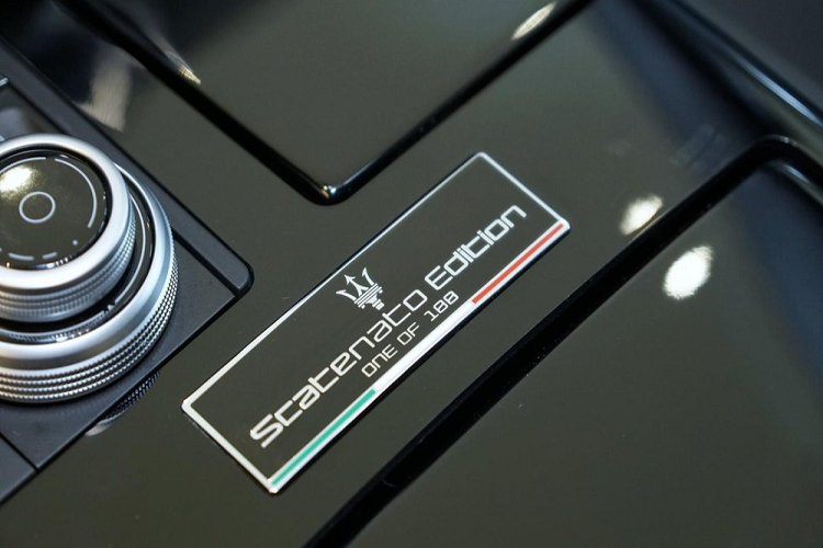 Bên trong khoang lái của Maserati Ghibli Scatenato còn có tấm bảng One of 100 như khẳng định đây là 1 trong 100 chiếc xe Maserati Ghibli phiên bản giới hạn được sản xuất trên toàn thế giới. Tấm huy hiệu chứng minh đây là Maserati Ghibli Scatenato chỉ có 100 xe trên thế giới