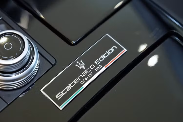 Bên trong khoang lái của Maserati Ghibli Scatenato còn có tấm bảng One of 100 như khẳng định đây là 1 trong 100 chiếc xe Maserati Ghibli phiên bản giới hạn được sản xuất trên toàn thế giới. Tấm huy hiệu chứng minh đây là Maserati Ghibli Scatenato chỉ có 100 xe trên thế giới