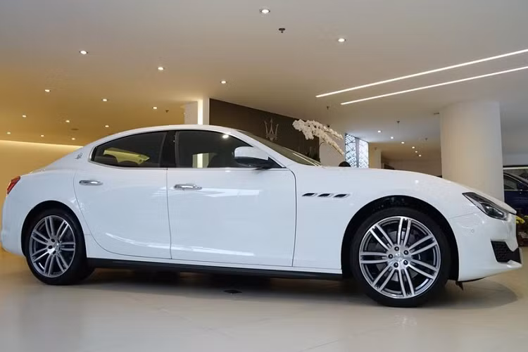 Được biết, giá xe Maserati Ghibli Việt Nam dành cho phiên bản tiêu chuẩn bắt đầu ở con số 4,7 tỷ đồng, phiên bản cao hơn là Maserati Ghibli S có giá 5,4 tỷ đồng, Maserati Ghibili S Q4 được chào bán đến 5,8 tỷ đồng còn riêng giá xe Maserati Ghibli Scatenato bán ra tới 5,69 tỷ đồng.