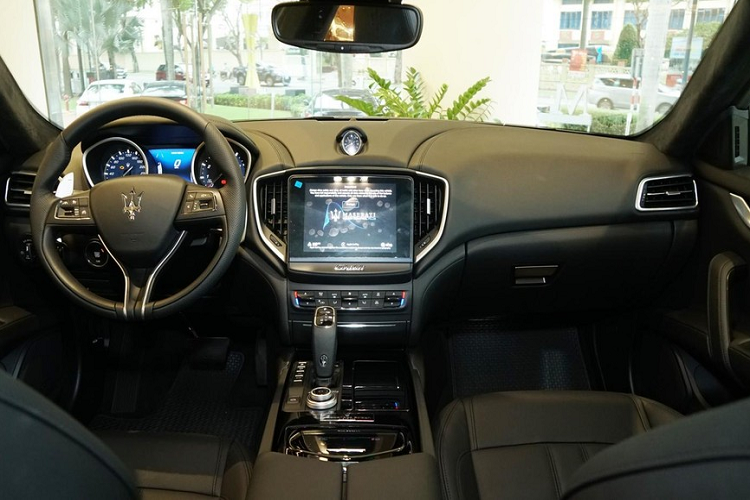 Chiếc xe Maserati Ghibli Scatenato đầu tiên về Việt Nam có ngoại thất sơn màu trắng và nội thất được thiết kế theo phiên bản GranSport khi kết hợp giữa vật liệu da cao cấp và chi tiết ốp màu Black Piano làm nổi bật lên vẻ thể thao của xe.