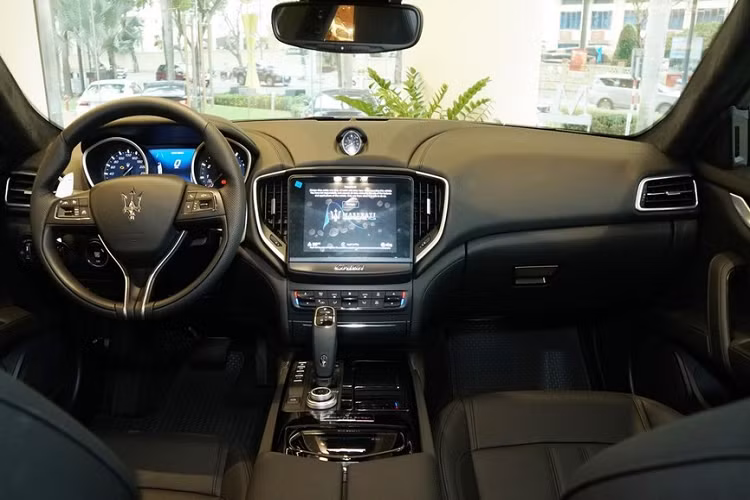 Chiếc xe Maserati Ghibli Scatenato đầu tiên về Việt Nam có ngoại thất sơn màu trắng và nội thất được thiết kế theo phiên bản GranSport khi kết hợp giữa vật liệu da cao cấp và chi tiết ốp màu Black Piano làm nổi bật lên vẻ thể thao của xe.