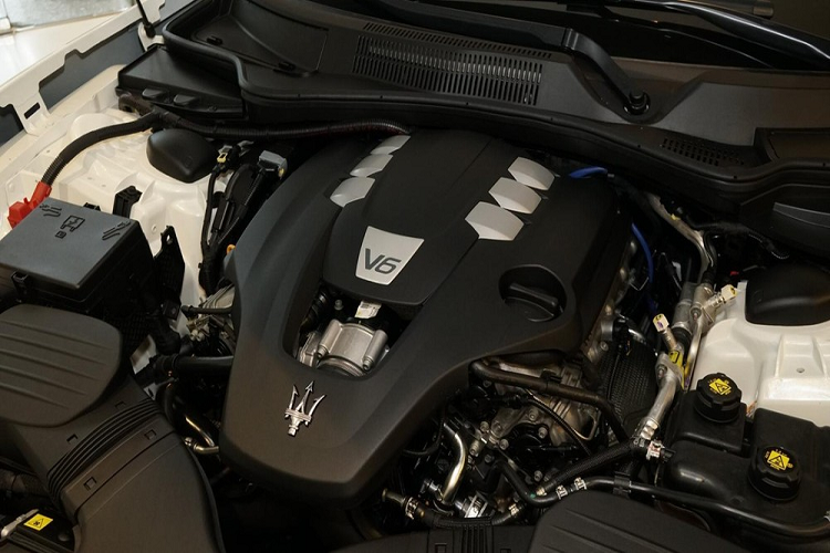 Động cơ của Maserati Ghibli Scatenato đến từ trái tim V6, dung tích 3.0 lít, sản sinh ra công suất tối đa 350 mã lực và mô-men xoắn cực đại đạt 500 Nm. Đi kèm cùng động cơ này trên phiên bản giới hạn Maserati Ghibli Scatenato sẽ hộp số tự động ZF 8 cấp.