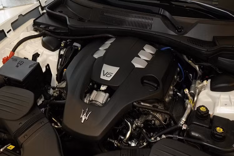 Động cơ của Maserati Ghibli Scatenato đến từ trái tim V6, dung tích 3.0 lít, sản sinh ra công suất tối đa 350 mã lực và mô-men xoắn cực đại đạt 500 Nm. Đi kèm cùng động cơ này trên phiên bản giới hạn Maserati Ghibli Scatenato sẽ hộp số tự động ZF 8 cấp.