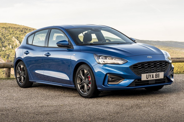 Dù có cái kết buồn tại thị trường Việt Nam vì doanh số èo uột và phải ngừng bán, nhưng tại châu Âu, Ford Focus là một thế lực lớn trong phân khúc hatchback. Mẫu xe này được đánh giá là chiếc xe hatchback tốt nhất 2019. Thế hệ thứ 4 của Ford Focus có cả động cơ xăng và diesel, sử dụng hệ thống treo sau dầm xoắn và bộ giảm chấn thụ động, giúp xe êm ái và linh hoạt hơn.