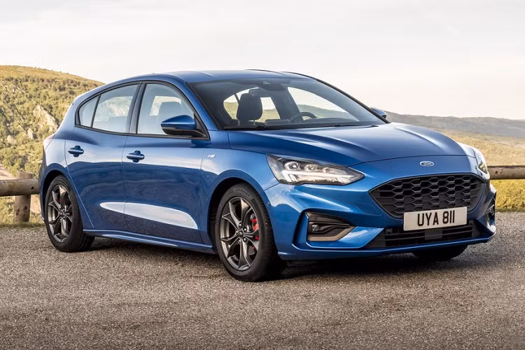 Dù có cái kết buồn tại thị trường Việt Nam vì doanh số èo uột và phải ngừng bán, nhưng tại châu Âu, Ford Focus là một thế lực lớn trong phân khúc hatchback. Mẫu xe này được đánh giá là chiếc xe hatchback tốt nhất 2019. Thế hệ thứ 4 của Ford Focus có cả động cơ xăng và diesel, sử dụng hệ thống treo sau dầm xoắn và bộ giảm chấn thụ động, giúp xe êm ái và linh hoạt hơn.