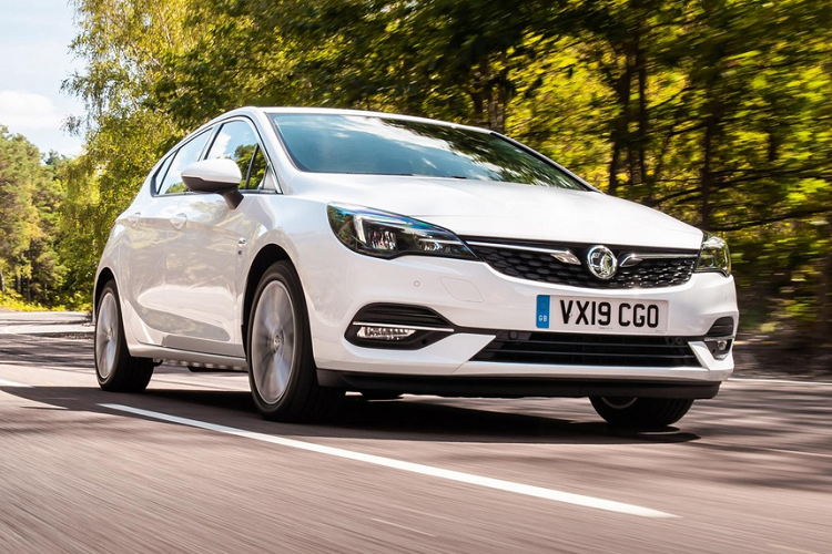 Mẫu hatchback Vauxhall Astra được ưa chuộng bởi đa dạng lựa chọn động cơ, thiết kế trẻ trung. Xe sở hữu động cơ xăng 1.2L tăng áp hoặc 1.4L cùng động cơ diesel 1.5L. Động cơ thấp nhất của mẫu xe này đã có công suất lên tới 143 mã lực. Đây cũng là đối thủ đáng gờm của Mazda3 và Ford Focus tại thị trường châu Âu. Vauxhall Astra có giá khá mềm, từ 24.145 USD - 37.554 USD.