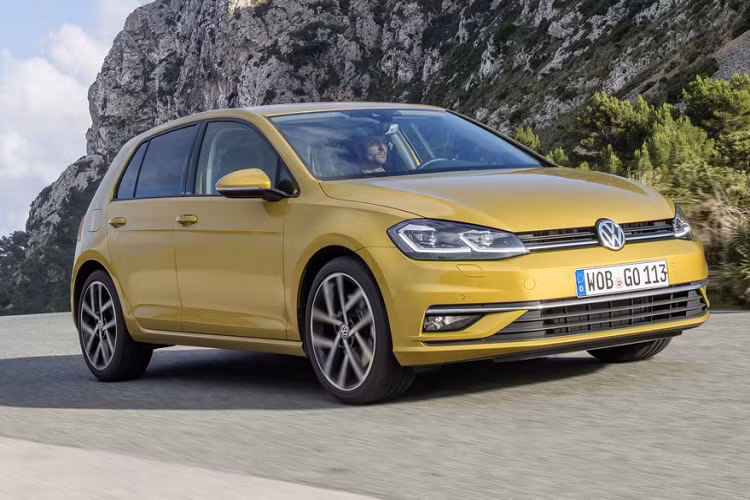 Giá bán không rẻ, thiết kế có phần nhàm chán nhưng Volkswagen vẫn được lòng người dùng tại châu Âu. Chiếc xe có ngoại hình nhỏ gọn, khả năng vận hành linh hoạt và không gian nội thất thoải mái. Trong đó phiên bản GTI sử dụng động cơ 4 xi-lanh 2.0L, sản sinh công suất 242 mã lực và mô-men xoắn 370 Nm.