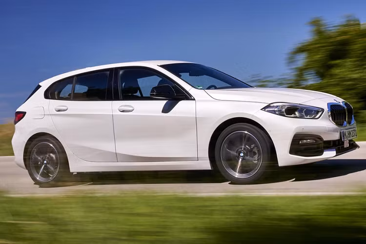Thế hệ mới của BMW 1-Series chuyển từ dẫn động cầu sau sang cầu trước. So với bản tiền nhiệm, BMW 1-Series cũng đã cải thiện không gian nội thất, rộng rãi và thoải mái hơn. Xe có hai bản động cơ xăng và ba bản động cơ diesel ở châu Âu. Thiết kế đẹp mắt, cảm giác lái thể thao và lanh lẹ trên phố đông là những ưu điểm của BMW 1-Series.