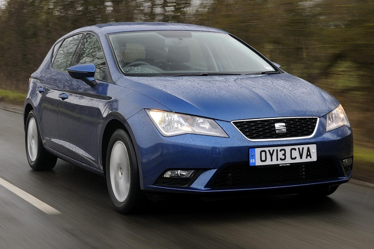 "Người anh em" với Volkswagen Golf là Seat Leon cũng góp mặt trong danh sách này. Mẫu hatchback có xuất xứ từ Barcelona có nhiều điểm tương đồng với Volkswagen Golf về cảm giác lái, ngoại hình và động cơ. Điểm đáng chú ý là Seat Leon có thiết kế góc cạnh hơn so với Golf. Giá bán thấp hơn Volkswagen Golf, ở mức 23.738 USD - 40.150 USD tại châu Âu, là ưu thế của Seat Leon trong cuộc đua cho danh hiệu chiếc hatchback tốt nhất 2019.