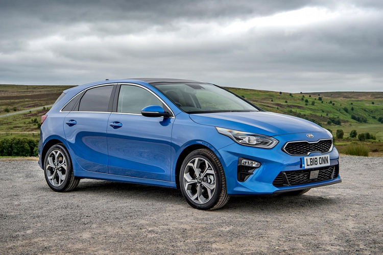 Kia Ceed còn có tên gọi là Kia Cerato tại một số thị trường. Mẫu xe Hàn Quốc được bình chọn là một trong những chiếc hatchback tốt nhất châu Âu năm 2019. Xe có cả bản động cơ xăng và diesel. Động cơ xăng tăng áp T-GDi 1.0L hoặc T-GDi 1.4L có công suất lần lượt là 118 mã lực hoặc 138 mã lực. Trong khi động cơ diesel 1.6L có công suất là 138 mã lực và mô-men xoắn 241 Nm.