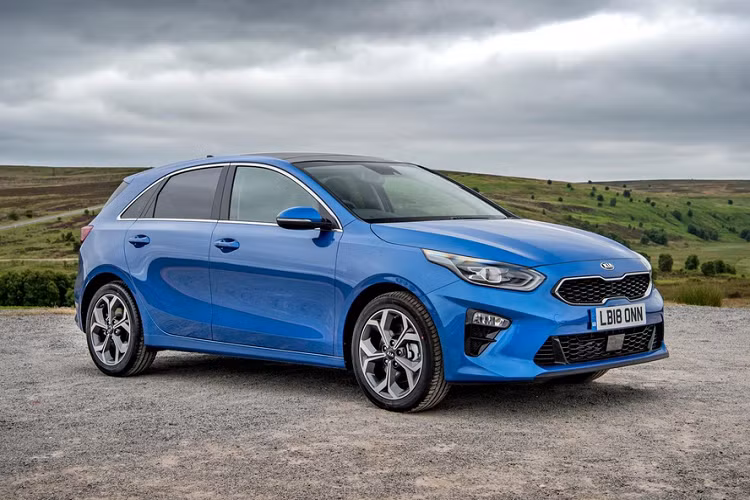 Kia Ceed còn có tên gọi là Kia Cerato tại một số thị trường. Mẫu xe Hàn Quốc được bình chọn là một trong những chiếc hatchback tốt nhất châu Âu năm 2019. Xe có cả bản động cơ xăng và diesel. Động cơ xăng tăng áp T-GDi 1.0L hoặc T-GDi 1.4L có công suất lần lượt là 118 mã lực hoặc 138 mã lực. Trong khi động cơ diesel 1.6L có công suất là 138 mã lực và mô-men xoắn 241 Nm.