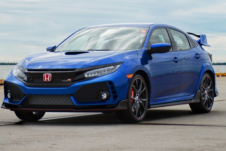 Trải qua 10 thế hệ, Honda Civic vẫn là một trong những mẫu xe phổ thông được yêu thích nhất tại châu Âu, đặc biệt là bản xe hatchback Civic Type R. Bên dưới nắp capo của Civic Type R 2019 vẫn là động cơ tăng áp 4 xy-lanh 2.0L sản sinh công suất 306 mã lực và mô-men xoắn 400 Nm.