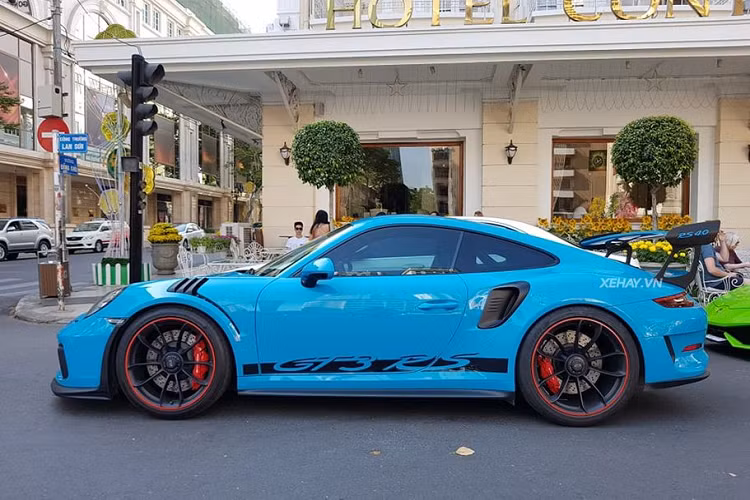 Porsche 911 GT3 RS ssở hữu khối động cơ xăng 6 xi-lanh thẳng hàng, hút khí tự nhiên, dung tích 4.0 lít, tạo ra công suất tối đa 520 mã lực. Kết hợp cùng hộp số PDK 7 cấp, nhờ đó, siêu xe Porsche 911 GT3 RS đời 2019 đầu tiên cập bến Việt Nam có thể tăng tốc từ vị trí xuất phát lên 100 km/h chỉ trong thời gian 3,2 giây, nhanh hơn 0,1 giây so với đời trước và vận tốc tối đa của siêu xe này tăng thêm 2 km/h lên mức 312 km/h.