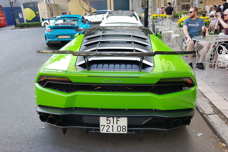 Giống như Porsche 911 GT3 RS 2019, Lamborghini Huracan sử dụng động cơ hút khí tự nhiên nhưng là loại 5.2 lít V10 phun nhiên liệu trực tiếp kết hợp công nghệ IDS, công suất 610 mã lực tại vòng tua máy 8.250 vòng/phút và mô-men xoắn cực đại 560 Nm tại 6.500 vòng/phút. 