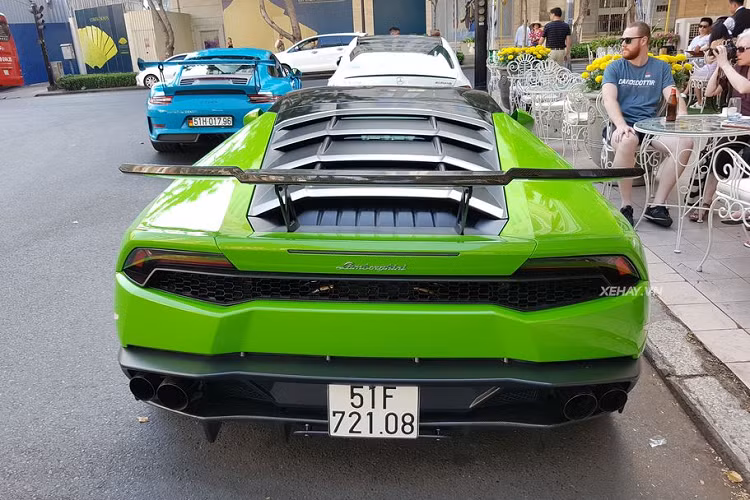 Giống như Porsche 911 GT3 RS 2019, Lamborghini Huracan sử dụng động cơ hút khí tự nhiên nhưng là loại 5.2 lít V10 phun nhiên liệu trực tiếp kết hợp công nghệ IDS, công suất 610 mã lực tại vòng tua máy 8.250 vòng/phút và mô-men xoắn cực đại 560 Nm tại 6.500 vòng/phút. 