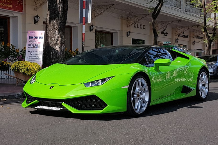 Đồng hành cùng Porsche 911 GT3 RS là một cái tên đình đám khác tới từ nước Ý, chiếc siêu xe Lamborghini Huracan màu xanh cốm. Chiếc siêu xe này đã từng một thời gian được độ gói RevoZport và bộ mâm Vossen đa chấu. Tuy nhiên, sau khi về tay chủ mới, "Siêu bò" đã trở về dàn áo nguyên bản và chỉ giữ lại phần cánh gió phía sau.