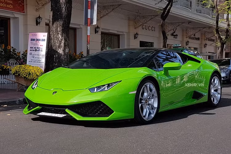 Đồng hành cùng Porsche 911 GT3 RS là một cái tên đình đám khác tới từ nước Ý, chiếc siêu xe Lamborghini Huracan màu xanh cốm. Chiếc siêu xe này đã từng một thời gian được độ gói RevoZport và bộ mâm Vossen đa chấu. Tuy nhiên, sau khi về tay chủ mới, "Siêu bò" đã trở về dàn áo nguyên bản và chỉ giữ lại phần cánh gió phía sau.