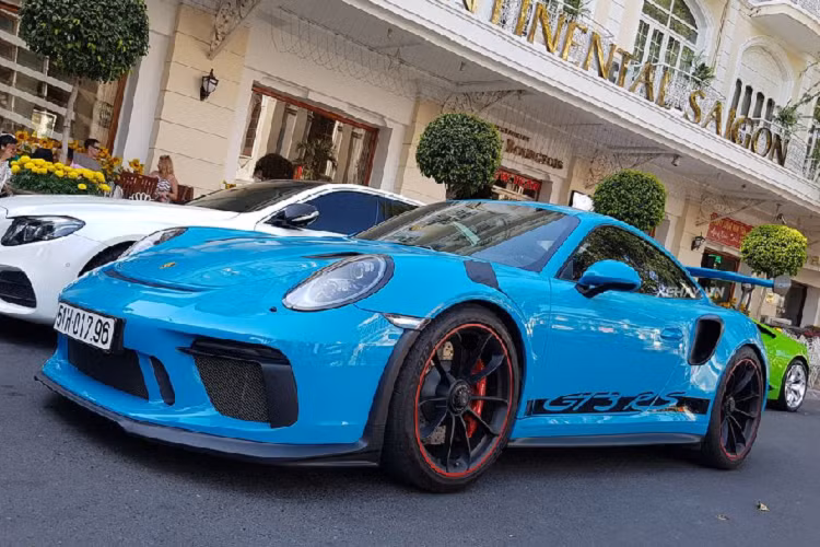  Siêu xe Porsche - 911 GT3 RS trong bài viết thuộc phiên bản 2019, được nhập khẩu chính hãng về nước hồi tháng 3 vừa qua và sớm tìm thấy chủ nhân là một đại gia sinh sống và làm việc ở TP HCM.
