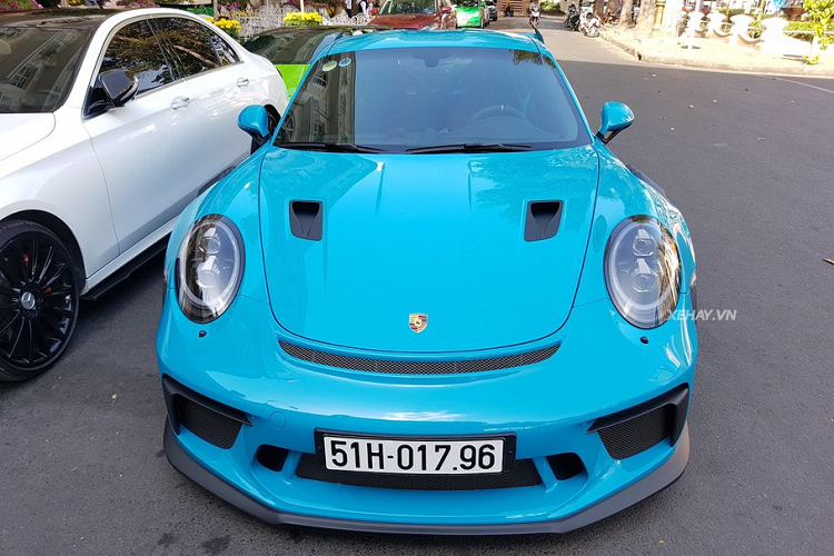 So với các biến thể khác của dòng 911 huyền thoại, biến thể trị giá 17 tỷ đồng - GT3 RS sở hữu rất nhiều sự nâng cấp mới mẻ về cả ngoại hình lẫn trang bị, đúng với đẳng cấp của một phiên bản hiệu suất cao, mang tới cho người lái những cung bậc cảm xúc thăng hoa cùng tốc độ.