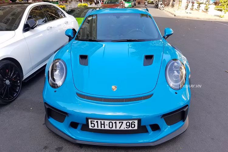 So với các biến thể khác của dòng 911 huyền thoại, biến thể trị giá 17 tỷ đồng - GT3 RS sở hữu rất nhiều sự nâng cấp mới mẻ về cả ngoại hình lẫn trang bị, đúng với đẳng cấp của một phiên bản hiệu suất cao, mang tới cho người lái những cung bậc cảm xúc thăng hoa cùng tốc độ.