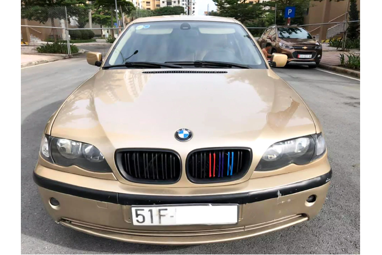 Tuy nhiên, đây chưa phải là giá xe BMW 3 Series (E46) thấp nhất, khi có nhiều xe ra bán với giá còn rẻ hơn thế. Trong khi đó, những chiếc xe còn “cứng” được chào bán rộng rãi trong tầm giá khoảng 250 triệu đồng. Trớ trêu hơn, những chiếc sedan phổ thông như Toyota Corolla Altis hay cao hơn là Toyota Camry cùng đời còn “có giá” hơn BMW 3 Series (E46).