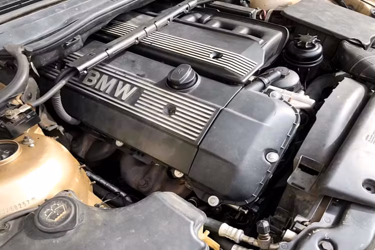 Với giá bán khoảng 130 triệu đồng, BMW 3 Series thế hệ thứ 4 (E46; 1997 – 2006) này là một gợi ý dành cho các bác đang muốn trải nghiệm xe Đức với chi phí eo hẹp.