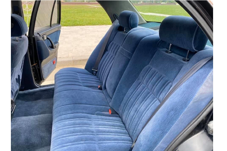 Sức mạnh được truyền xuống cầu sau (RWD) thông qua hộp số sàn 5 cấp hoặc tự động 4 cấp ở những phiên bản lắp hộp số tự động. Ngoài ra, Toyota Crown thập niên 1990 còn rất nhiều phiên bản động cơ khác như dầu dung tích 2.4L và xăng dung tích 2.5 và 2.0L.