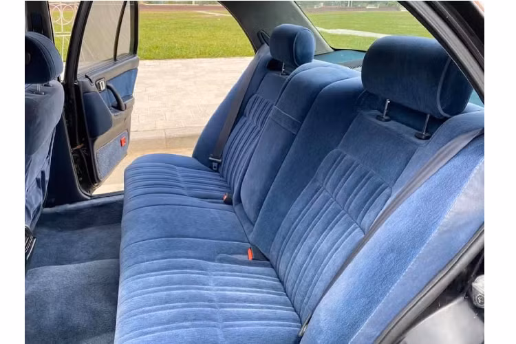 Sức mạnh được truyền xuống cầu sau (RWD) thông qua hộp số sàn 5 cấp hoặc tự động 4 cấp ở những phiên bản lắp hộp số tự động. Ngoài ra, Toyota Crown thập niên 1990 còn rất nhiều phiên bản động cơ khác như dầu dung tích 2.4L và xăng dung tích 2.5 và 2.0L.