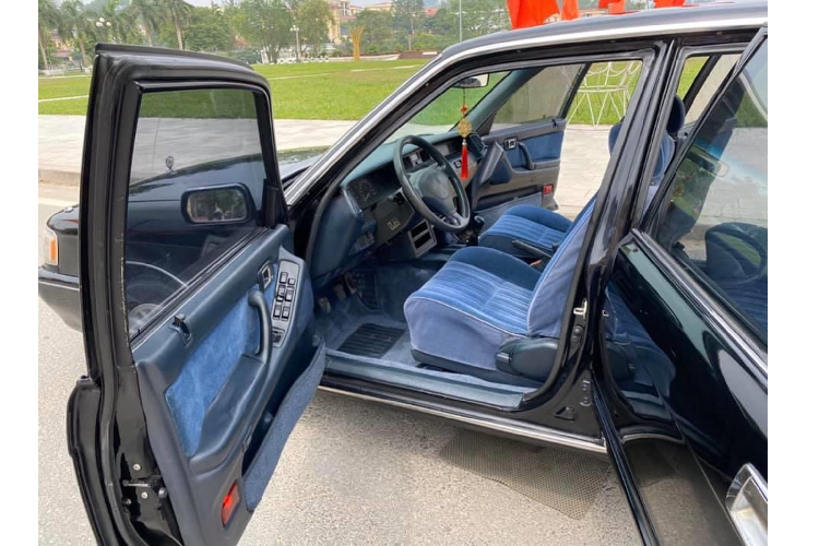 Tại quê nhà Nhật Bản, cùng với dòng xe sedan đầu bảng – Century, Toyota Crown là dòng xe cũng gắn liền với những yếu nhân, những người có địa vị cao trong xã hội Nhật. Trong danh mục sản phẩm sedan của hãng xe Toyota, dòng sedan Crown được định vị cao hơn dòng Avalon và thấp hơn so với dòng Century.