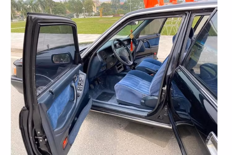 Tại quê nhà Nhật Bản, cùng với dòng xe sedan đầu bảng – Century, Toyota Crown là dòng xe cũng gắn liền với những yếu nhân, những người có địa vị cao trong xã hội Nhật. Trong danh mục sản phẩm sedan của hãng xe Toyota, dòng sedan Crown được định vị cao hơn dòng Avalon và thấp hơn so với dòng Century.