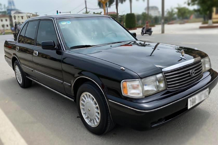  Xe sang Toyota Crown là dòng sedan full-size cỡ lớn nổi tiếng, đồng thời là một trong những mẫu xe lâu đời nhất của hãng Toyota khi ra đời từ năm 1955. Hiện tại, Toyota Crown đã bước sang thế hệ thứ 15 với thiết kế hiện đại mang kích thước lớn hơn, sang hơn bao giờ hết.