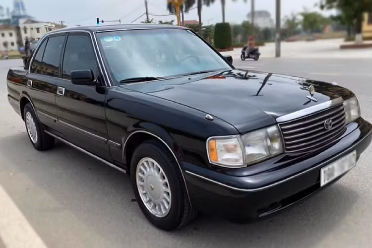  Xe sang Toyota Crown là dòng sedan full-size cỡ lớn nổi tiếng, đồng thời là một trong những mẫu xe lâu đời nhất của hãng Toyota khi ra đời từ năm 1955. Hiện tại, Toyota Crown đã bước sang thế hệ thứ 15 với thiết kế hiện đại mang kích thước lớn hơn, sang hơn bao giờ hết.