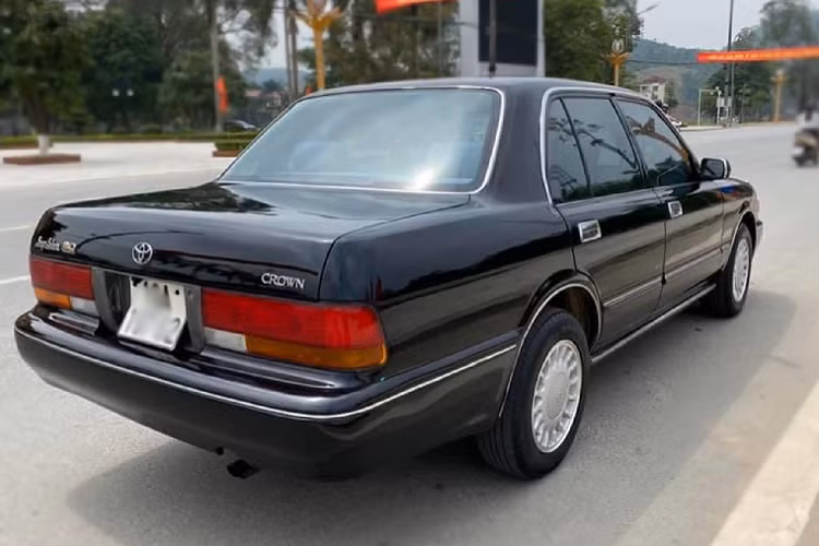 Hiện tại, những chiếc Toyota Crown được sản xuất thập niên 1990 vẫn được nhiều tay chơi tại Việt Nam tìm mua để sưu tầm, tùy thuộc vào phiên bản và độ chất của xe mà xe có giá bán giao động trong khoảng 180 – hơn 350 triệu đồng.