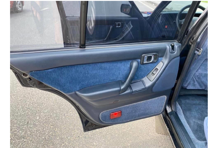 Bên trong nội thất của chiếc Toyota Crown gần 30 năm tuổi mang kiểu dáng giản dị, mộc mạc của những chiếc xe thâp niên 1990. Là một dòng xe chất lượng cao của Toyota, nhiều chi tiết bên trong nội thất vẫn giữ được độ chất qua thời gian gần 30 năm.