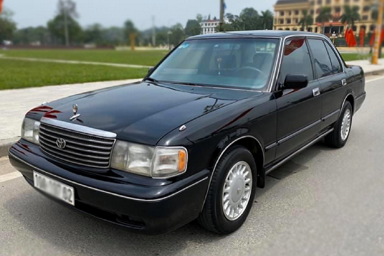 Tuy nhiên, những chiếc Toyota Crown thế hệ cũ đến nay vẫn được nhiều người yêu thích bởi kích thước rộng rãi, thiết kế hình dáng hộp cổ điển mang một nét quyến rũ lịch lãm rất riêng, hằn sâu giá trị xưa cũ, lưu giữ hình ảnh sedan sang trọng một thời của Nhật Bản.