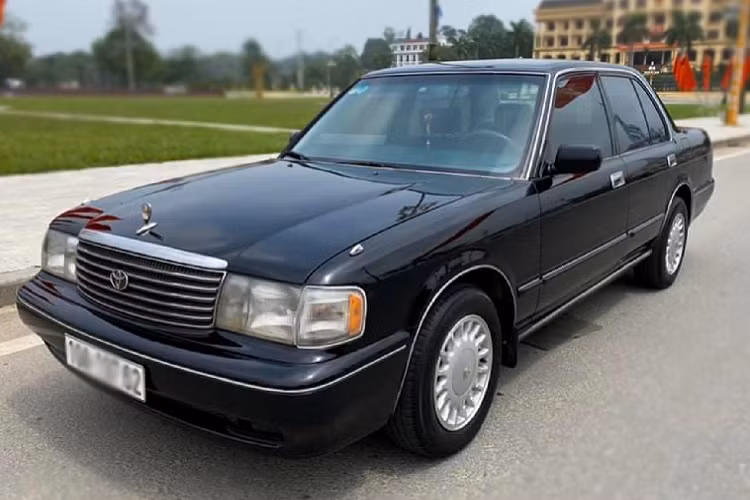 Tuy nhiên, những chiếc Toyota Crown thế hệ cũ đến nay vẫn được nhiều người yêu thích bởi kích thước rộng rãi, thiết kế hình dáng hộp cổ điển mang một nét quyến rũ lịch lãm rất riêng, hằn sâu giá trị xưa cũ, lưu giữ hình ảnh sedan sang trọng một thời của Nhật Bản.