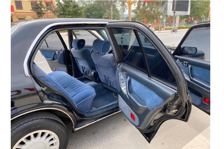 Mặc dù trông khá “cổ lỗ sĩ”, nhưng nội thất của những chiếc Toyota Crown đời cũ vẫn toát lên vẻ đẹp sang trọng với các chi tiết được thiết kế tinh tế, sử dụng vật liệu da và nỉ cao cấp được bọc trên ghế ngồi hay táp-pi cửa.