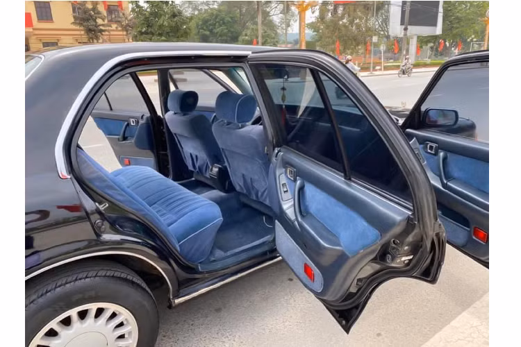 Mặc dù trông khá “cổ lỗ sĩ”, nhưng nội thất của những chiếc Toyota Crown đời cũ vẫn toát lên vẻ đẹp sang trọng với các chi tiết được thiết kế tinh tế, sử dụng vật liệu da và nỉ cao cấp được bọc trên ghế ngồi hay táp-pi cửa.