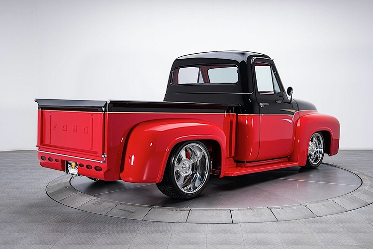 Giống như với hầu hết chiếc bán tải Ford F-100 đời 1955 cùng thế hệ khác, chiếc xe này từng rơi vào tình trạng tồi tệ đến mức không ai buồn để mắt. Nhưng đó không phải là điều một chuyên gia độ xe nhìn nhận, người đã nhìn ra tiềm năng thực sự của nó và chỉ phải bỏ ra một tiền bỏ để rước nó về nhà.