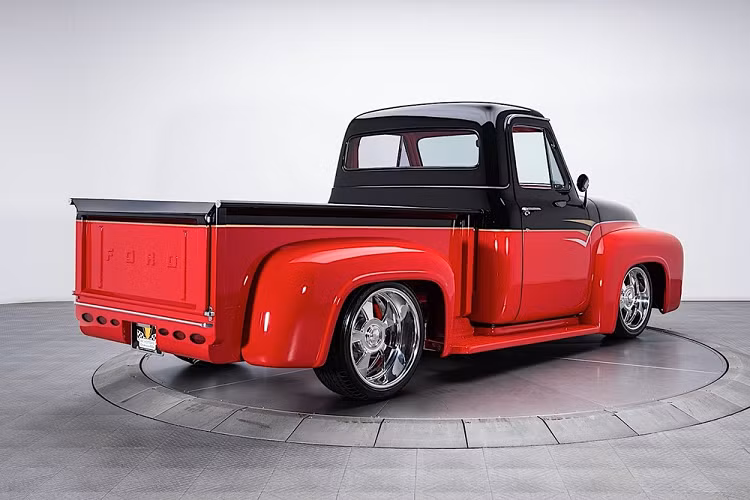 Giống như với hầu hết chiếc bán tải Ford F-100 đời 1955 cùng thế hệ khác, chiếc xe này từng rơi vào tình trạng tồi tệ đến mức không ai buồn để mắt. Nhưng đó không phải là điều một chuyên gia độ xe nhìn nhận, người đã nhìn ra tiềm năng thực sự của nó và chỉ phải bỏ ra một tiền bỏ để rước nó về nhà.