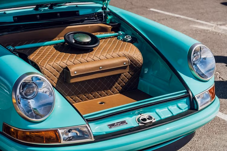 Không gian cốp ở phía trước xe cũng được bọc da tương xứng với nội thất. Cân nhắc nhu cầu dành cho những chiếc Porsche 911 phục chế bởi Singer, chúng ta có thể tin tưởng rằng Malibu sẽ sớm tìm được chủ nhân, bất chấp cái giá cực cao của nó.