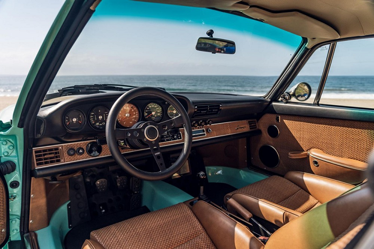 Singer không chỉ nổi tiếng với việc làm nên những hệ truyền động làm mát bằng khí phi thường và thân vỏ ngoại thất lộng lẫy mà còn xuất sắc trong việc độ và cải tiến không gian nội thất của 911 cổ điển.