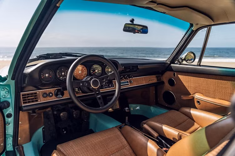 Singer không chỉ nổi tiếng với việc làm nên những hệ truyền động làm mát bằng khí phi thường và thân vỏ ngoại thất lộng lẫy mà còn xuất sắc trong việc độ và cải tiến không gian nội thất của 911 cổ điển.