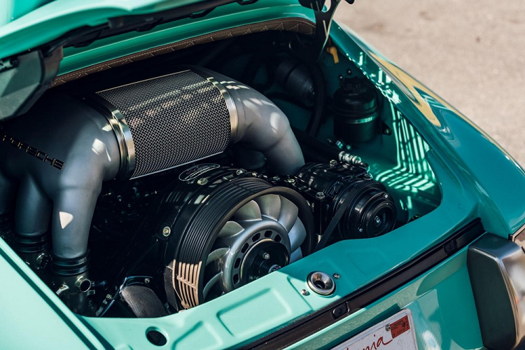 Động cơ của Singer được chế tạo bởi Ed Pink Racing Engines và sản sinh tới 390 mã lực, thừa đủ đối với một chiếc Porsche 911 cổ điển. Bên cạnh đó, động cơ được ghép cặp với một hộp số sàn 6 cấp và hệ dẫn động bánh sau, một thiết lập làm vừa lòng nhiều fan hâm mộ.