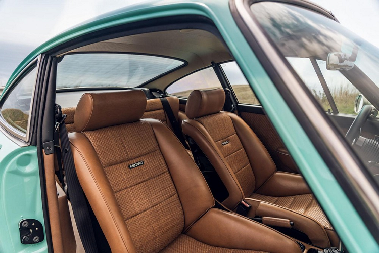 Đối với dự án Malibu, công ty đã bao phủ nội thất với chất liệu da rám nắng và Alabaster đẹp đến choáng ngợp. Xe còn có vô lăng 3 chấu, mặt táp lô bọc da màu đen, và một hệ thống âm thanh mới. Ngoài ra, một chi tiết độ đáng chú ý khác của chiếc Porsche 911 cổ điển này chính là hệ thống treo Ohlins