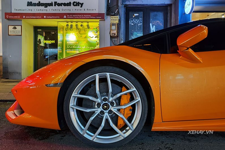 Dù như vậy thì Lamborghini Huracan tại Sài Gòn này vẫn vô cùng cuốn hút với bộ cánh màu cam nổi bật và thiết kế táo bạo, đậm chất thể thao. Đi kèm là các bánh xe nguyên bản thay vì mâm Forgiato lạ mắt mà chiếc xe từng sở hữu.