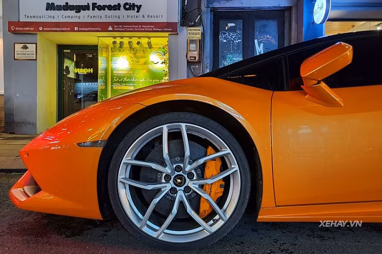 Dù như vậy thì Lamborghini Huracan tại Sài Gòn này vẫn vô cùng cuốn hút với bộ cánh màu cam nổi bật và thiết kế táo bạo, đậm chất thể thao. Đi kèm là các bánh xe nguyên bản thay vì mâm Forgiato lạ mắt mà chiếc xe từng sở hữu.